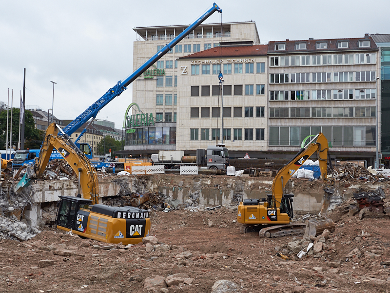 20.08.2019 - Die Baustelle Hotel Königshof. Die Bagger sind im Keller