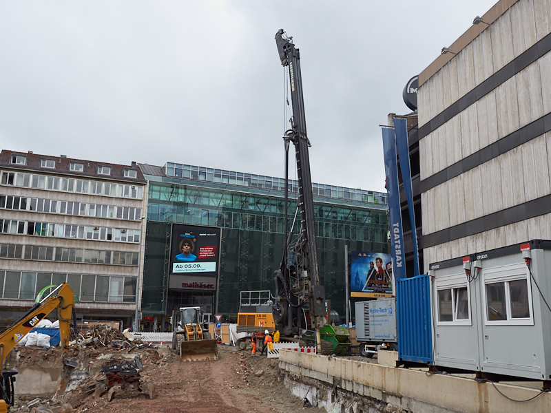20.08.2019 - Die Baustelle Hotel Königshof. Die Bagger sind im Keller