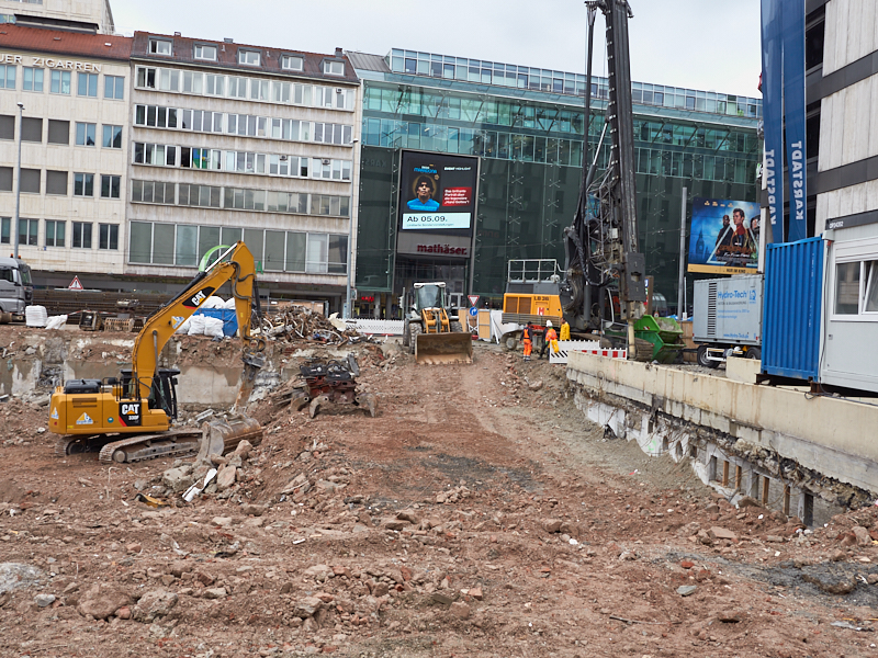 20.08.2019 - Die Baustelle Hotel Königshof. Die Bagger sind im Keller