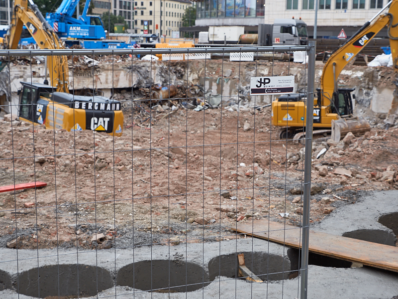 20.08.2019 - Die Baustelle Hotel Königshof. Die Bagger sind im Keller