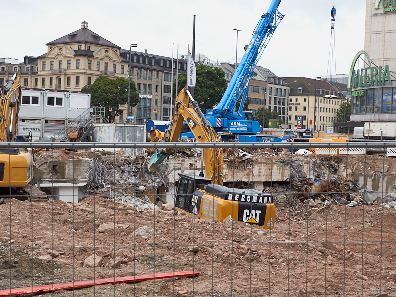 20.08.2019 - Die Baustelle Hotel Königshof. Die Bagger sind im Keller