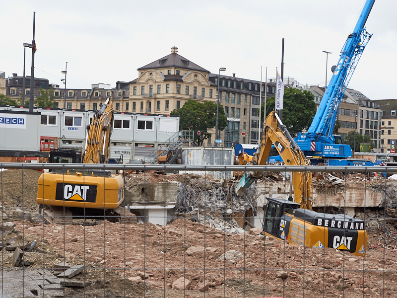 20.08.2019 - Die Baustelle Hotel Königshof. Die Bagger sind im Keller