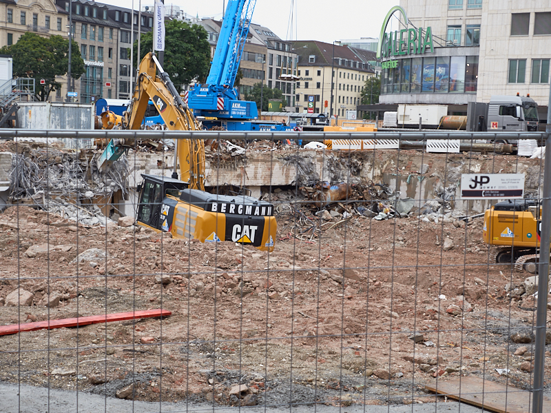 20.08.2019 - Die Baustelle Hotel Königshof. Die Bagger sind im Keller