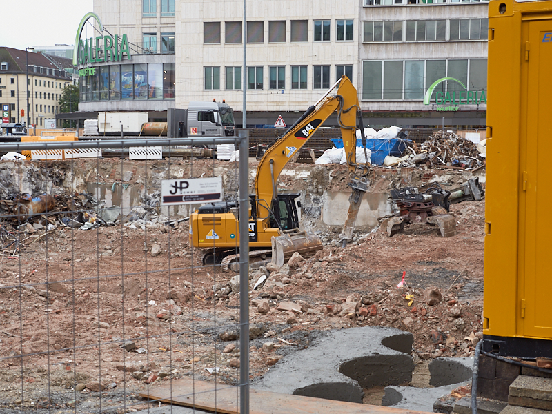 20.08.2019 - Die Baustelle Hotel Königshof. Die Bagger sind im Keller