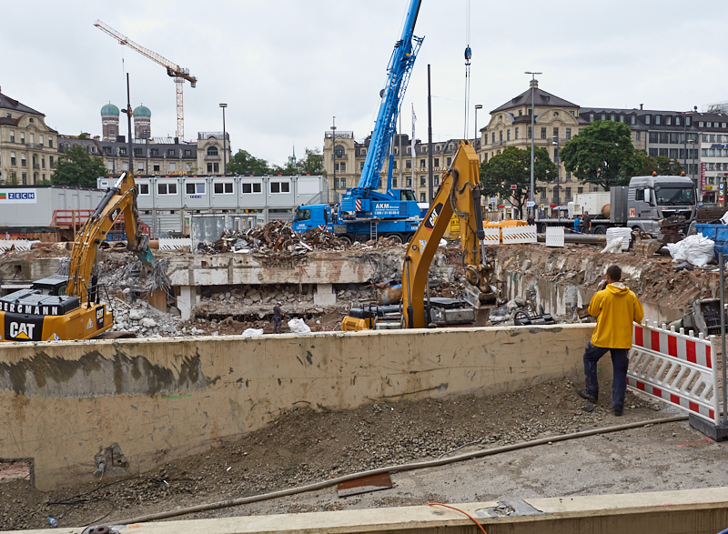 20.08.2019 - Die Baustelle Hotel Königshof. Die Bagger sind im Keller