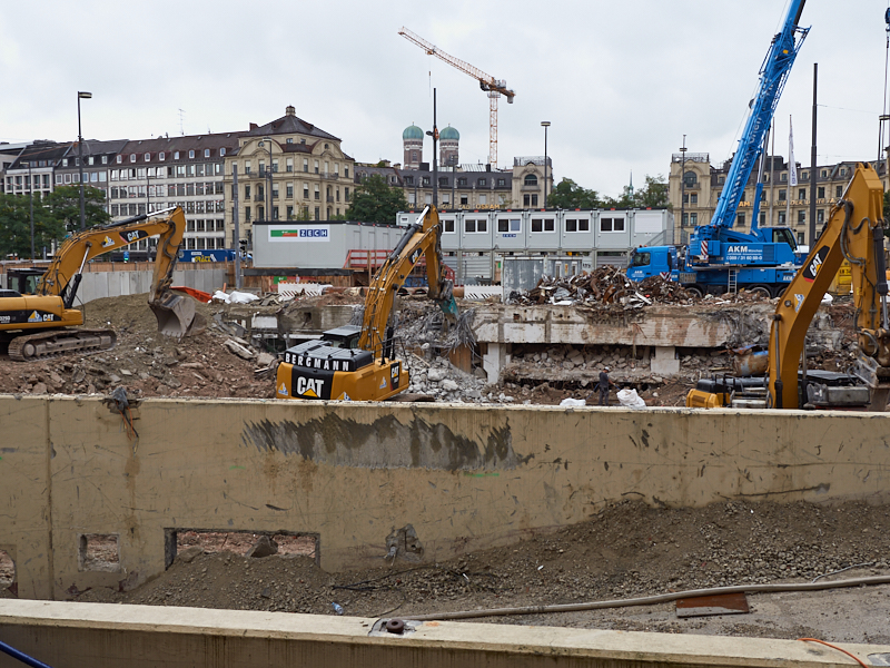 20.08.2019 - Die Baustelle Hotel Königshof. Die Bagger sind im Keller