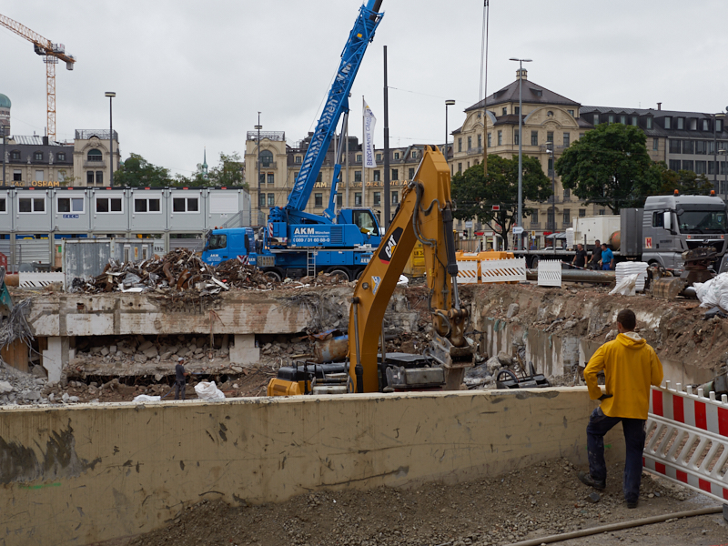 20.08.2019 - Die Baustelle Hotel Königshof. Die Bagger sind im Keller