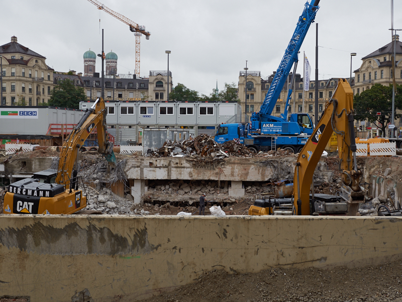 20.08.2019 - Die Baustelle Hotel Königshof. Die Bagger sind im Keller