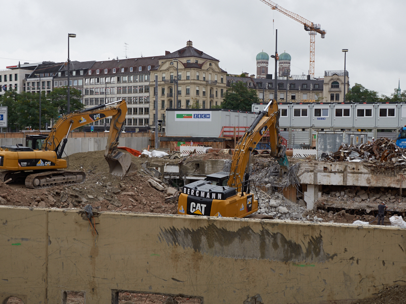 20.08.2019 - Die Baustelle Hotel Königshof. Die Bagger sind im Keller