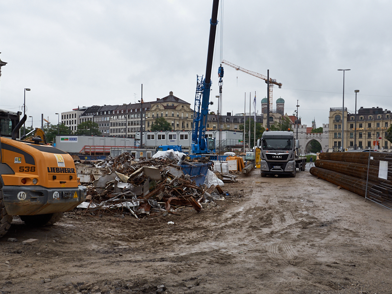 20.08.2019 - Die Baustelle Hotel Königshof. Die Bagger sind im Keller