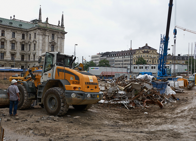 20.08.2019 - Die Baustelle Hotel Königshof. Die Bagger sind im Keller
