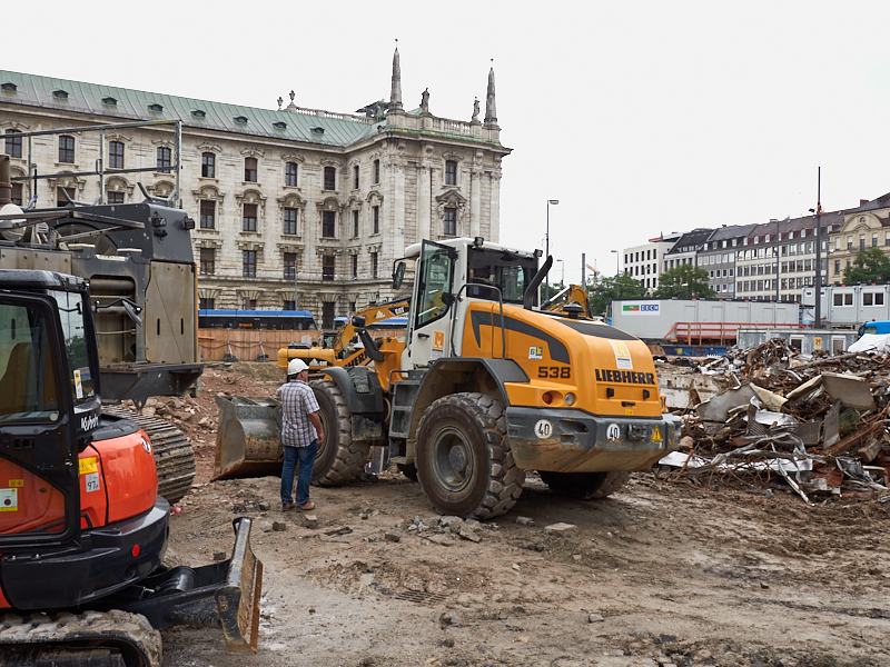 20.08.2019 - Die Baustelle Hotel Königshof. Die Bagger sind im Keller