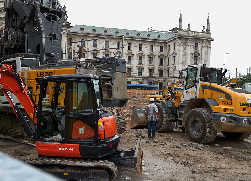 20.08.2019 - Die Baustelle Hotel Königshof. Die Bagger sind im Keller