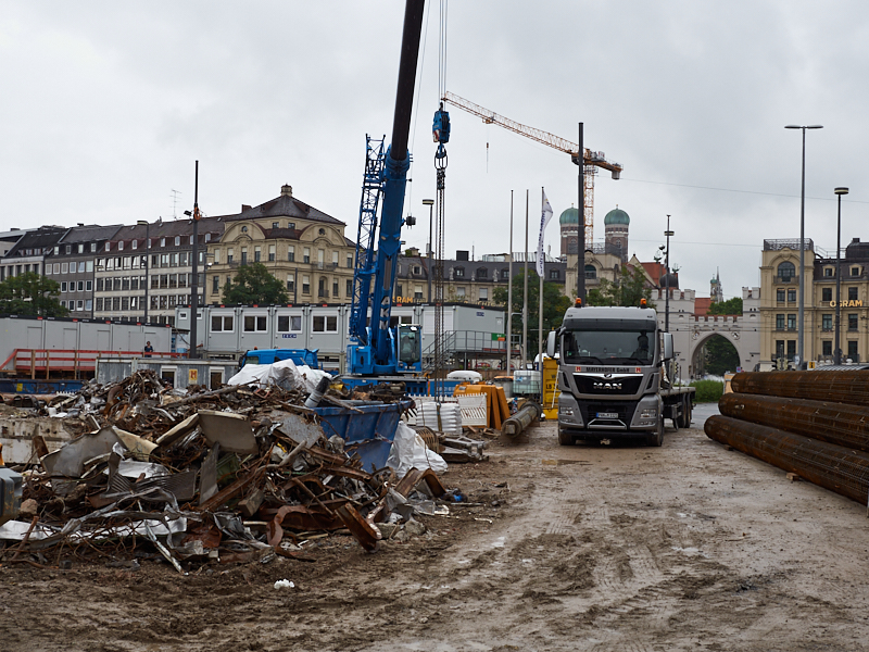 20.08.2019 - Die Baustelle Hotel Königshof. Die Bagger sind im Keller