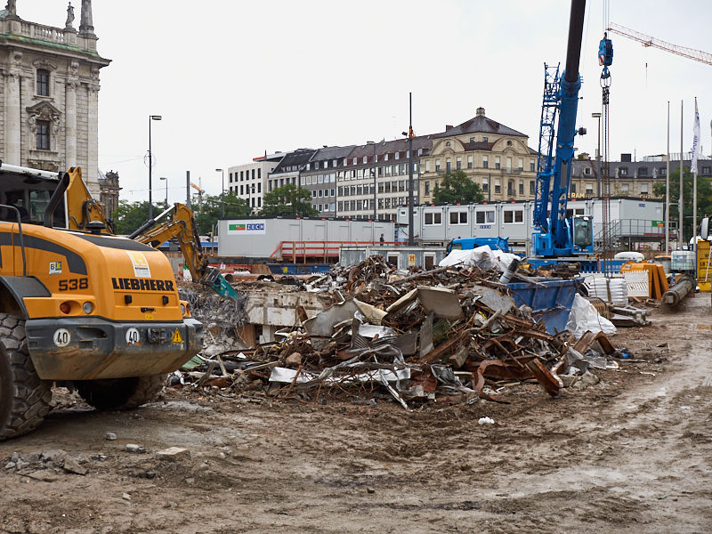 20.08.2019 - Die Baustelle Hotel Königshof. Die Bagger sind im Keller
