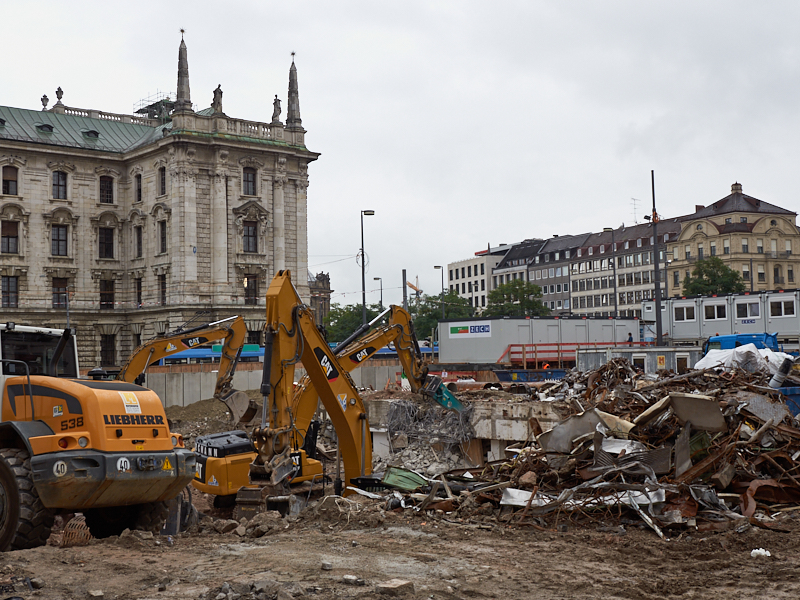20.08.2019 - Die Baustelle Hotel Königshof. Die Bagger sind im Keller
