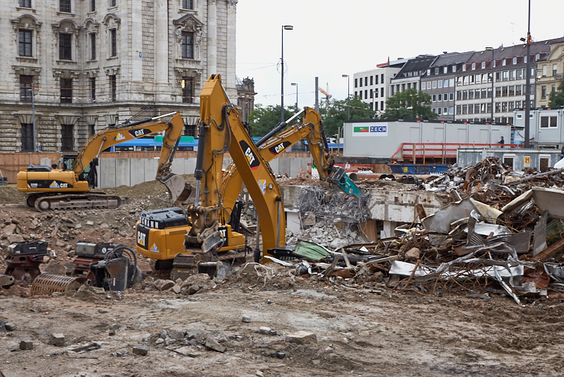 20.08.2019 - Die Baustelle Hotel Königshof. Die Bagger sind im Keller