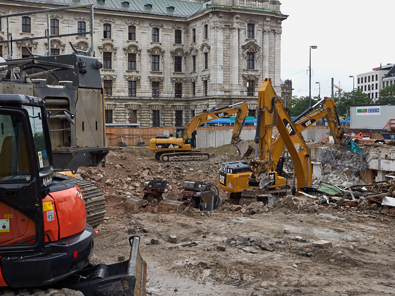 20.08.2019 - Die Baustelle Hotel Königshof. Die Bagger sind im Keller