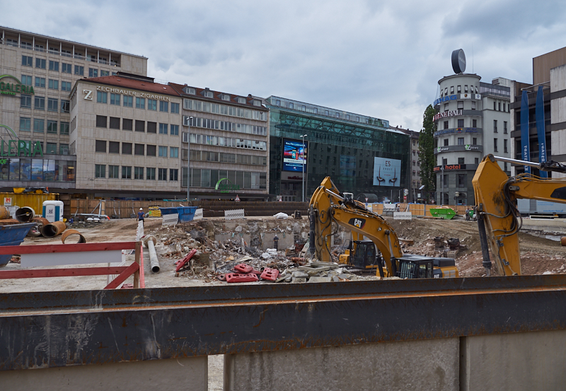 21.08.2019 - Für die Spundewände werden tiefe Löcher gebohrt