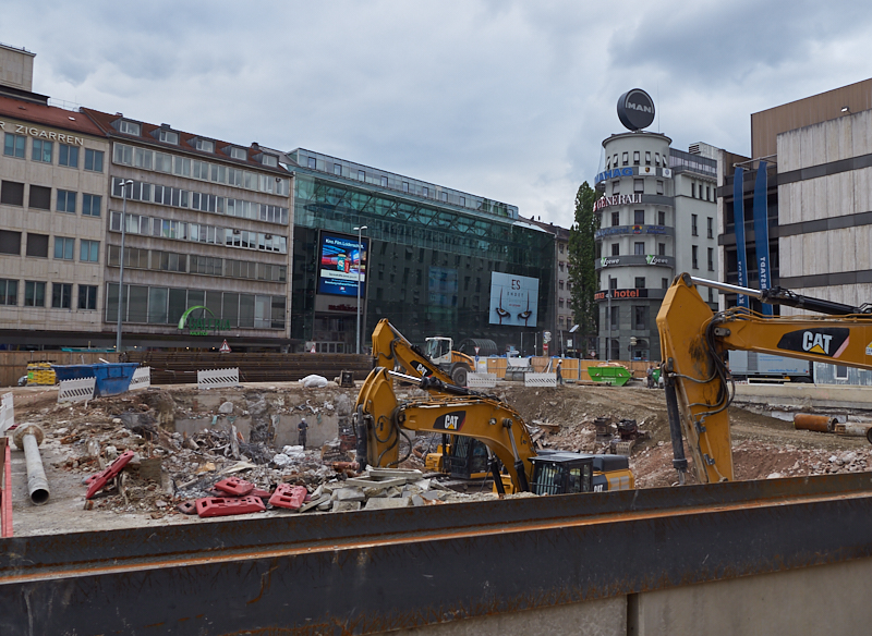 21.08.2019 - Für die Spundewände werden tiefe Löcher gebohrt