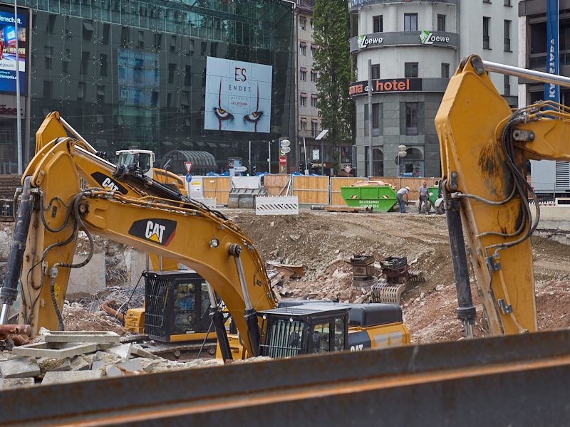 21.08.2019 - Für die Spundewände werden tiefe Löcher gebohrt