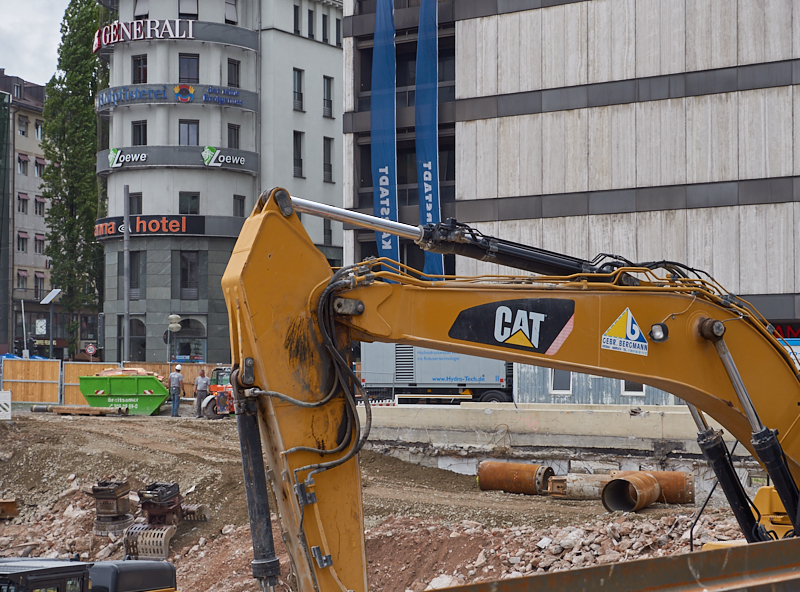 21.08.2019 - Für die Spundewände werden tiefe Löcher gebohrt