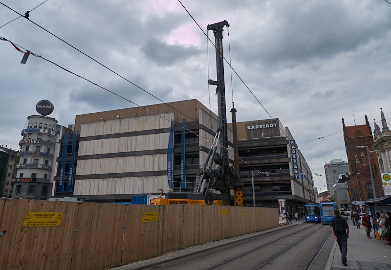 21.08.2019 - Für die Spundewände werden tiefe Löcher gebohrt