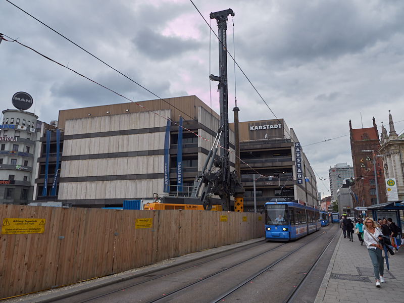 21.08.2019 - Für die Spundewände werden tiefe Löcher gebohrt
