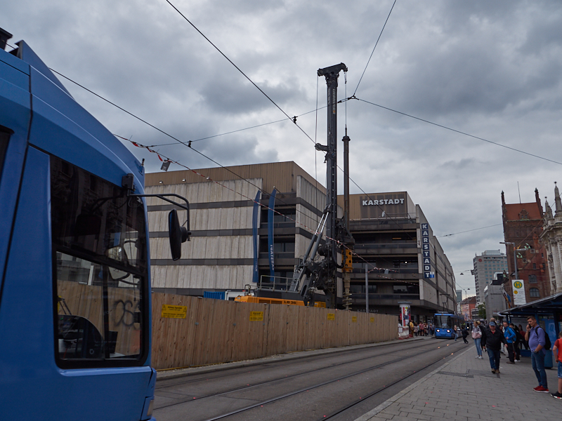21.08.2019 - Für die Spundewände werden tiefe Löcher gebohrt