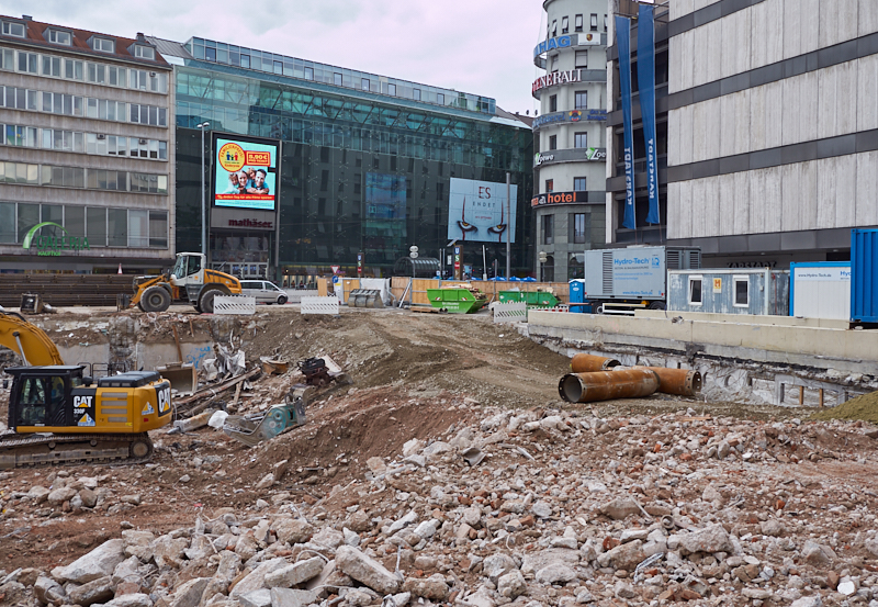 21.08.2019 - Für die Spundewände werden tiefe Löcher gebohrt