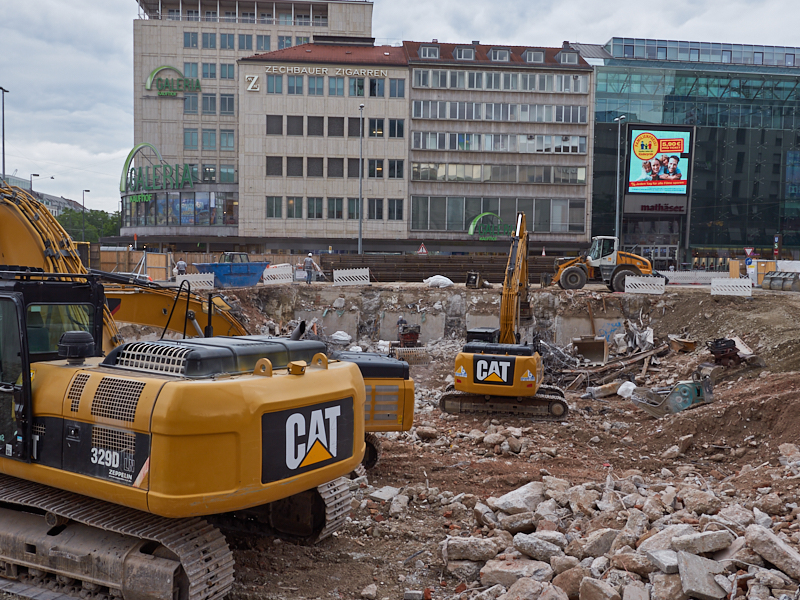 21.08.2019 - Für die Spundewände werden tiefe Löcher gebohrt
