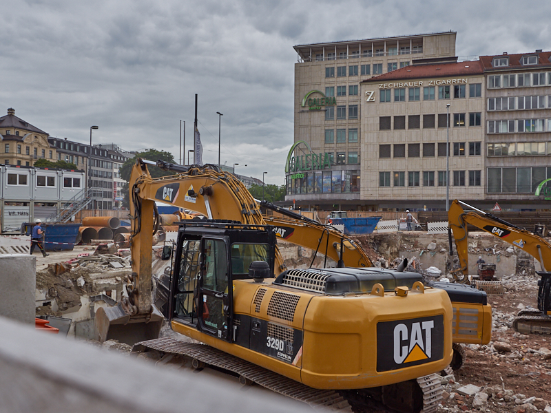 21.08.2019 - Für die Spundewände werden tiefe Löcher gebohrt