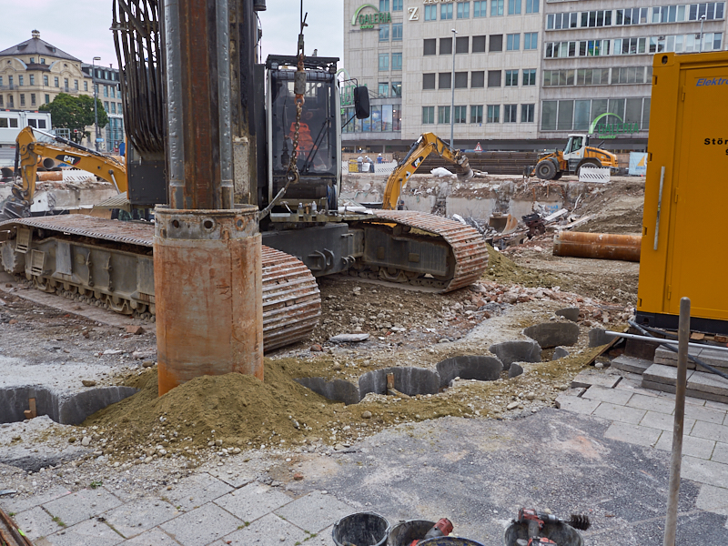 21.08.2019 - Für die Spundewände werden tiefe Löcher gebohrt