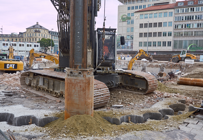 21.08.2019 - Für die Spundewände werden tiefe Löcher gebohrt