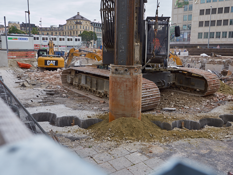 21.08.2019 - Für die Spundewände werden tiefe Löcher gebohrt