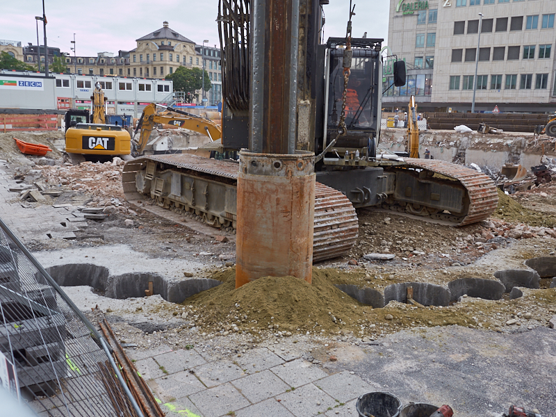 21.08.2019 - Für die Spundewände werden tiefe Löcher gebohrt