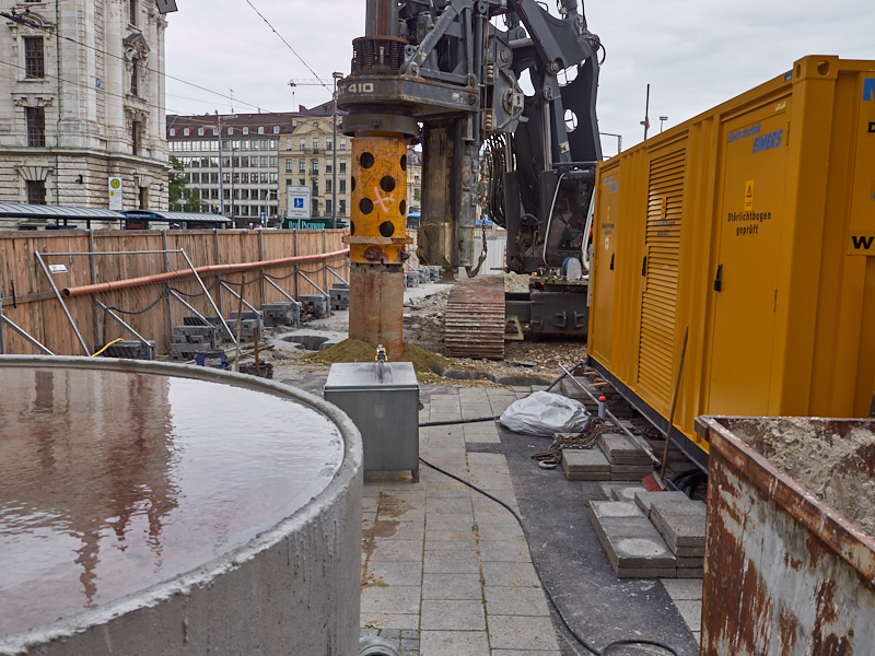 21.08.2019 - Für die Spundewände werden tiefe Löcher gebohrt