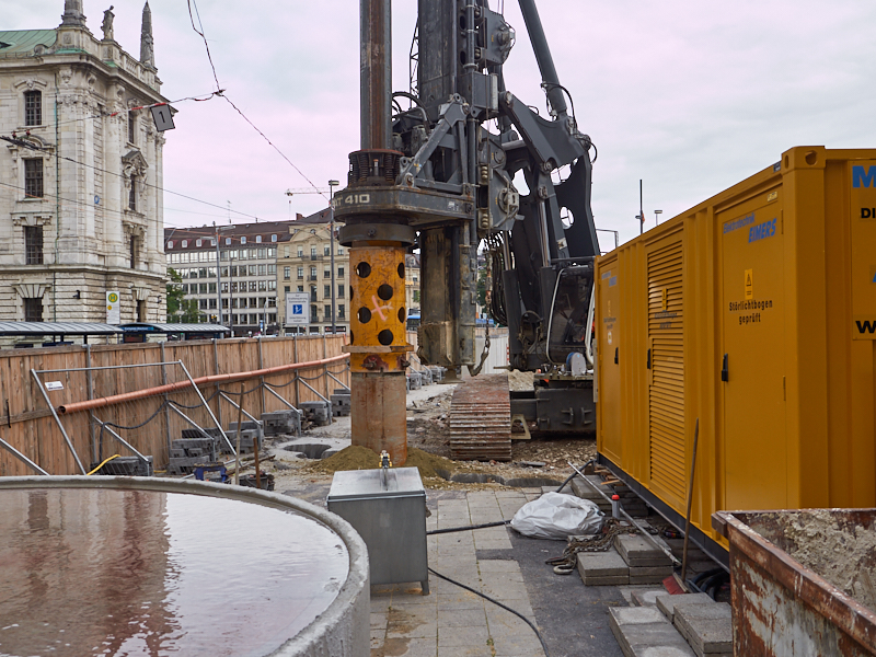 21.08.2019 - Für die Spundewände werden tiefe Löcher gebohrt