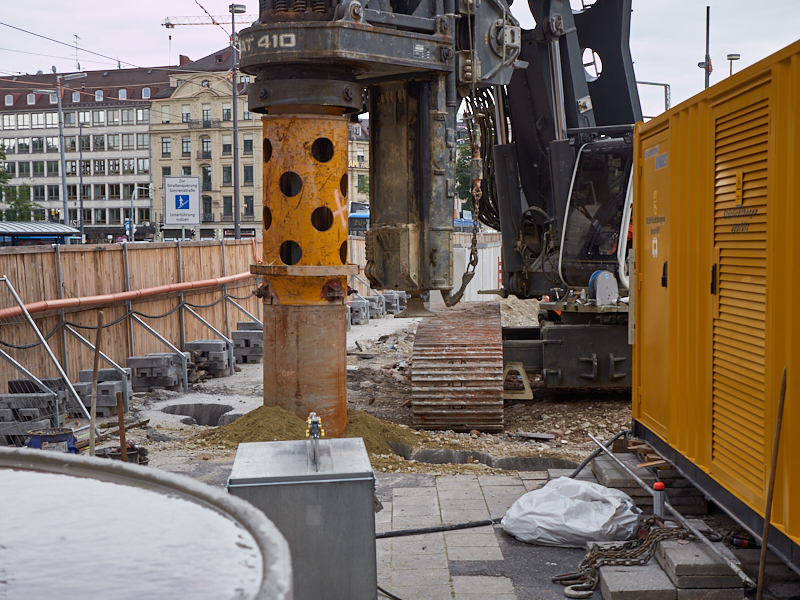 21.08.2019 - Für die Spundewände werden tiefe Löcher gebohrt