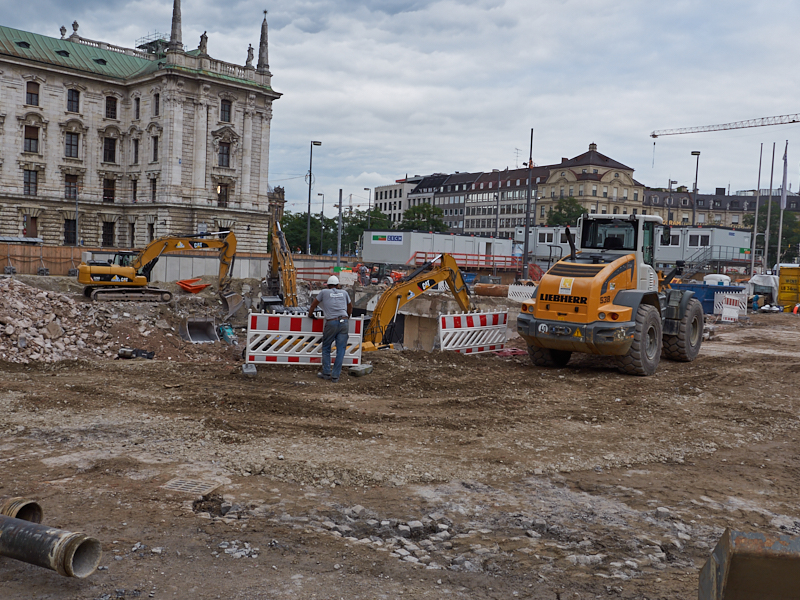21.08.2019 - Für die Spundewände werden tiefe Löcher gebohrt