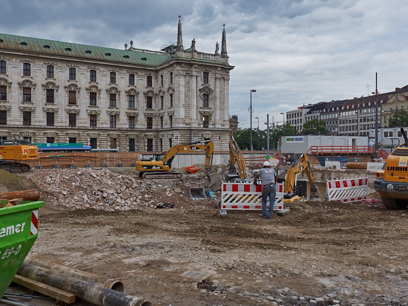 21.08.2019 - Für die Spundewände werden tiefe Löcher gebohrt