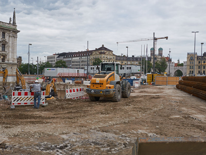 21.08.2019 - Für die Spundewände werden tiefe Löcher gebohrt