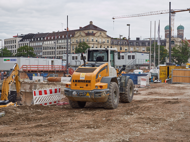 21.08.2019 - Für die Spundewände werden tiefe Löcher gebohrt