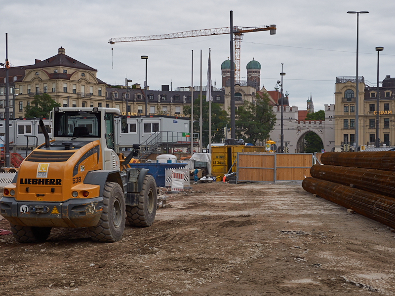21.08.2019 - Für die Spundewände werden tiefe Löcher gebohrt