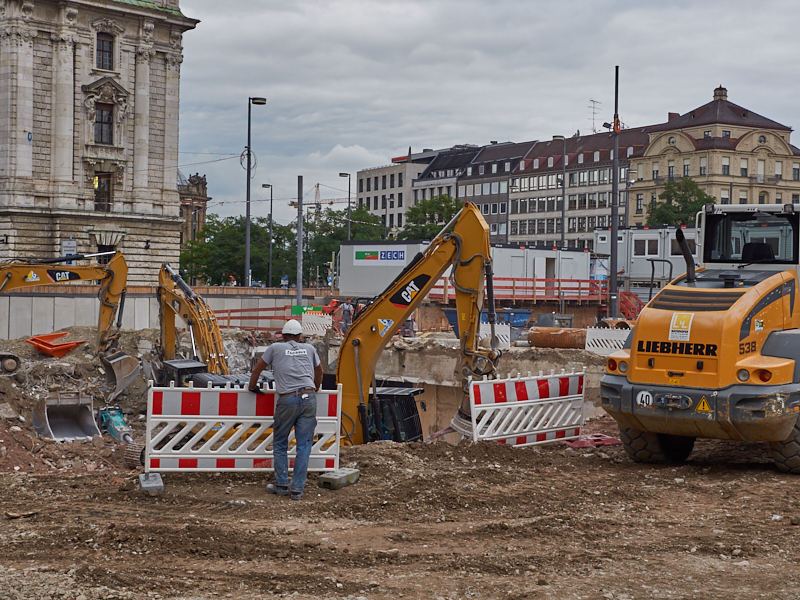 21.08.2019 - Für die Spundewände werden tiefe Löcher gebohrt