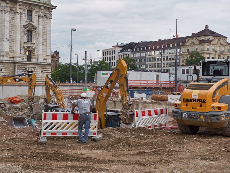 21.08.2019 - Für die Spundewände werden tiefe Löcher gebohrt