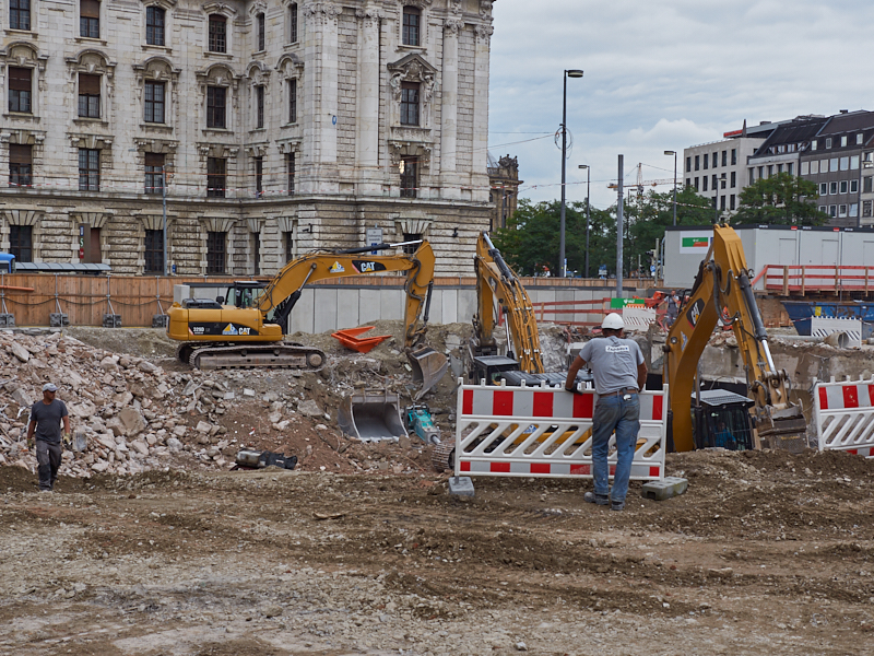 21.08.2019 - Für die Spundewände werden tiefe Löcher gebohrt