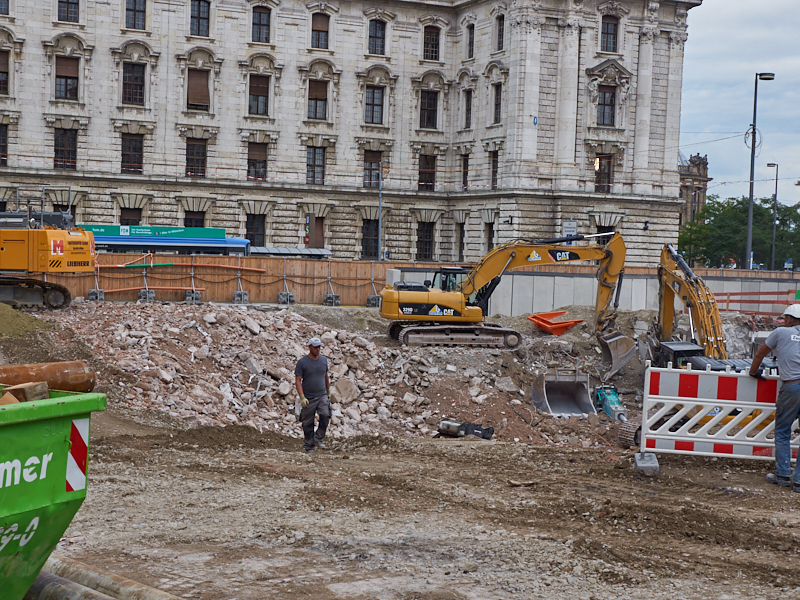 21.08.2019 - Für die Spundewände werden tiefe Löcher gebohrt
