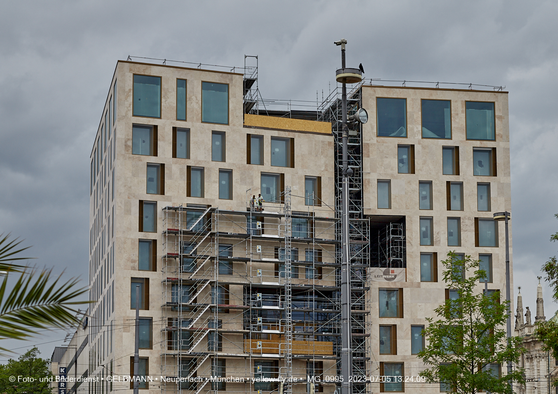 05.07.2023 - das Luxushotel Königshof verliert sein Gerüst
