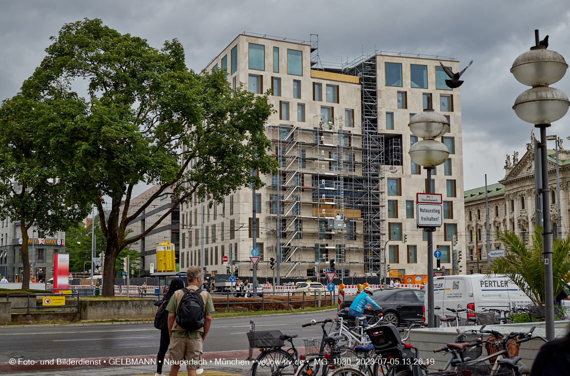 05.07.2023 - das Luxushotel Königshof verliert sein Gerüst